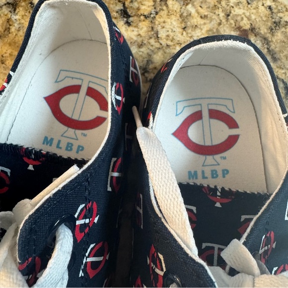 Row One Minnesota Twins Sneakers Women’s Size 8. Men’s 6.5 EUC - Picture 5 of 7